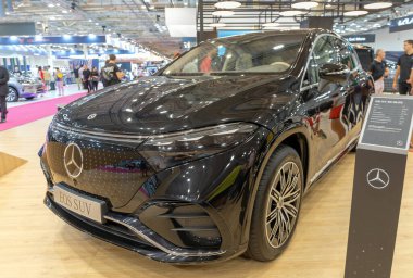 ATENS, GREECE - 5 Ekim 2024: Mercedes-Benz EQS SUV Oto Athina 2024 Motor Fuarı.