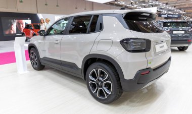 ATENS, GREECE - 5 Ekim 2024: Auto Athina 2024 Motor Fuarında Jeep Avenger.