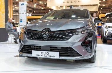 ATENS, GREECE - 5 Ekim 2024: Renault Clio E-Tech Auto Athina 2024 Motor Show 'da tam hibrit.