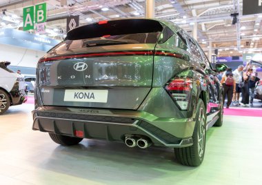 ATENS, GREECE - 5 Ekim 2024: Auto Athina 2024 Motor Fuarında Hyundai Kona.