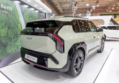 ATENS, GREECE - 5 Ekim 2024: Otomobil Athina 2024 Otomobil Fuarı 'nda KIA EV3 GT-line.