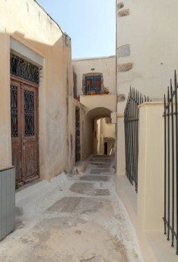Yunanistan 'ın Santorini Adası, Emporio Venedik kalesinde dar bir sokak.