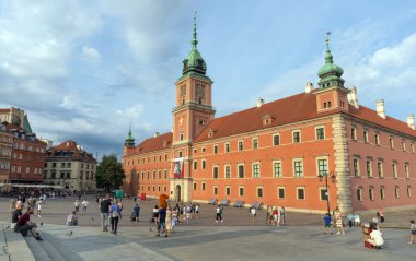 WARsaw, POLAND - 26 Ağustos 2024 Varşova 'daki kale meydanı. Castle Meydanı, Polonyalı hükümdarların eski resmi konutu olan Kraliyet Kalesi 'nin önündeki tarihi bir meydandır..
