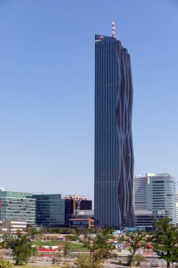 Vienna, AUSTRIA - 30 Ağustos 2024: Viyana DC Kulesi 1. DC Tower 1, 26 Şubat 2014 tarihinde açıldı ve Avusturya 'nın en yüksek binasıdır..