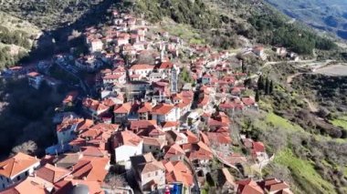 Yunanistan 'ın Moreloponnese kentindeki Dimitsana köyünün hava manzarası