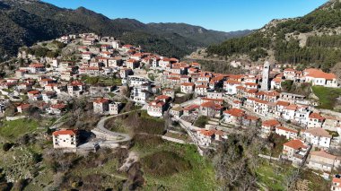 Dimitsana, Moreloponnese, Yunanistan 'ın pitoresk köyünün havadan görünüşü