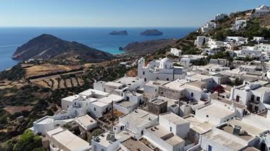 Milos Adası, Cyclades, Yunanistan 'daki Plaka köyünün hava manzarası