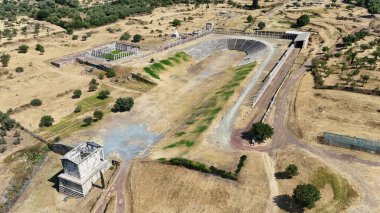 Yunanistan 'ın Antik Messene kentindeki Anıtmezar, Palaistra ve Spor Salonu' nun havadan görünüşü