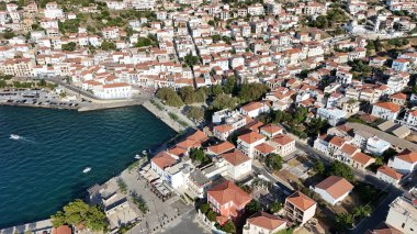 Messenia, Yunanistan 'daki Pylos şehri ve limanının havadan görüntüsü