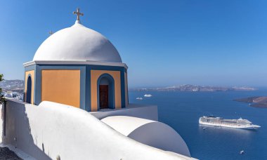 Santorini Adası, Cyclades, Yunanistan 'daki Şapel Kubbesi ve yolcu gemisi