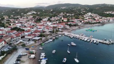 Yunanistan 'ın Messinia kentindeki Foinikounta köyü ve plajının insansız hava aracı görüntüsü