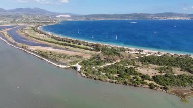 Yunanistan 'ın Messinia kentindeki Gialova Sahili ve Gölü' nün hava aracı görüntüsü