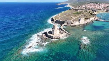 Messinia, Yunanistan 'daki Bourtzi kulesi ve Methoni Kalesi' nin insansız hava aracı görüntüsü
