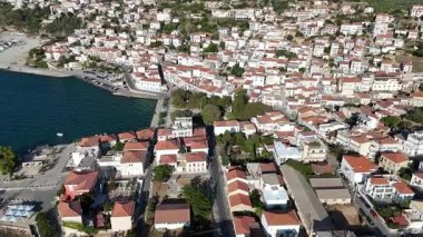 Messinia, Moreloponese, Yunanistan 'daki Pylos kasabasının ve kıyı şeridinin insansız hava aracı görüntüsü