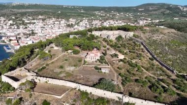 Yunanistan 'ın Messinia kentindeki Niokastro Pylou ve Metamorphosis Sotiros kilisesinin insansız hava aracı görüntüsü