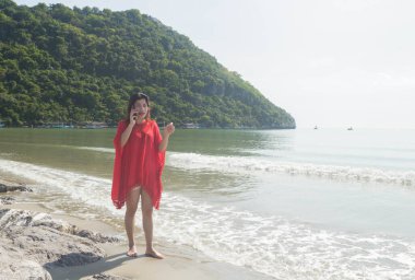 Sahilde bir kadınla portresi.