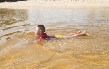plajda yüzmek çocuk.