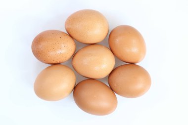 Beyaz arkaplanda yumurtalar