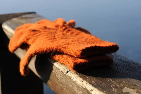 Parmaklıkların üzerinde terracotta renkli eldivenler var. Arkadan görüntüle.