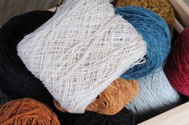 Tüylü yün iplikler. Ön görünüm.