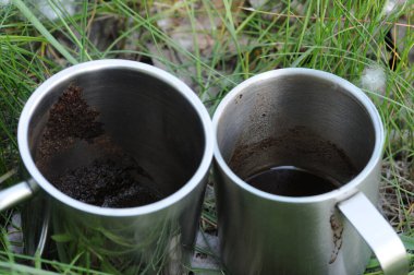 Çimlerin üzerinde iki fincan kahve, fotoğrafa yakın çekim.