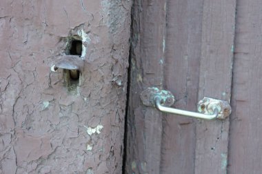 Tahta kapısında metal bir anahtar deliği olan eski kapı..