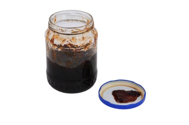 Kırpma yolu olan beyaz bir arkaplanda izole edilmiş bir reçel kavanozu.