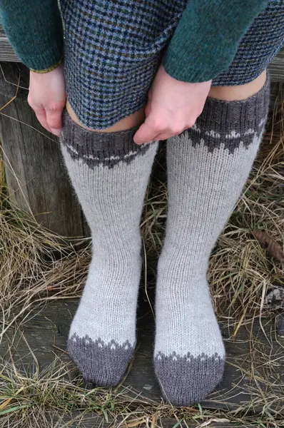 Kırsalda yürürken yün çorap giyen bir kadın. Yaklaş.