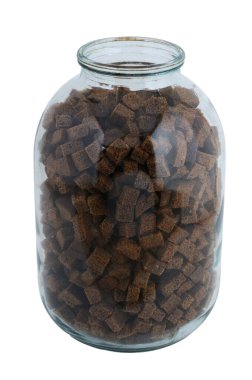 Beyaz arka planda izole edilmiş cam bir kavanozda kurumuş ekmek küpleri..