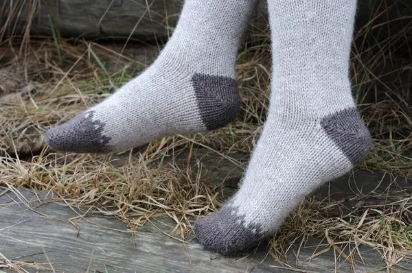 Genç bir kadının bacaklarında yün çoraplar, yakın plan.