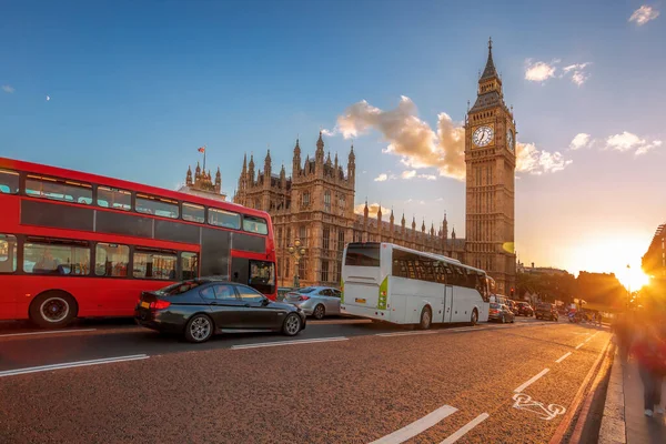 Big Ben Autobusy Mostě Proti Barevnému Západu Slunce Londýně Anglii — Stock fotografie