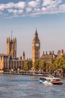 Londra, İngiltere 'de Briç ve Thames nehri ile ünlü Big Ben.