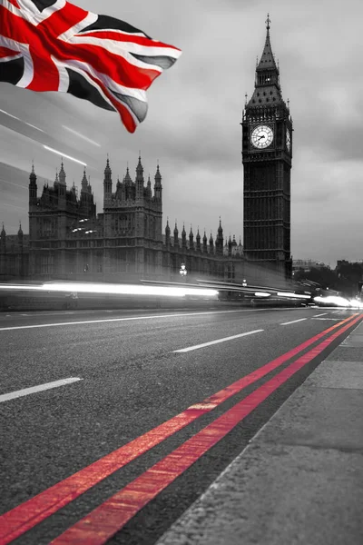 Big Ben Durante Una Noche Con Luces Coches Bandera Inglaterra —  Fotos de Stock