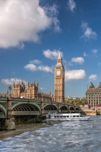 Híres Big Ben Híddal Temze Felett Túrahajó Folyón Londonban Angliában — Stock Fotó