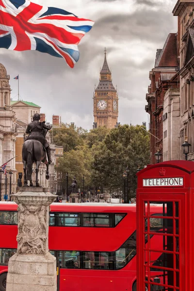 トラファガル広場からビッグベンへの眺め ロンドン イギリス イギリスのダブルデッキバスとブース — ストック写真