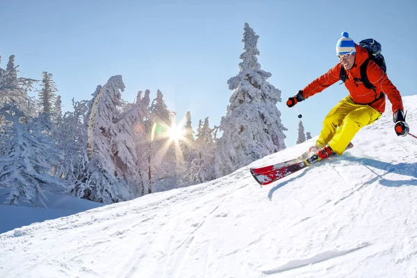 Ski Alpin Skieur Haute Montagne Contre Ciel Bleu — Photo