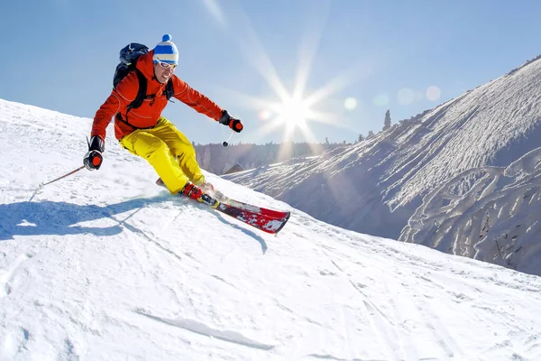 青い空を背景に高山のダウンヒル スキー スキーヤー — ストック写真