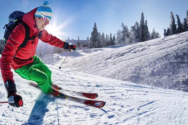 Esquiador Esquiando Cuesta Abajo Las Altas Montañas Contra Cielo Azul — Foto de Stock