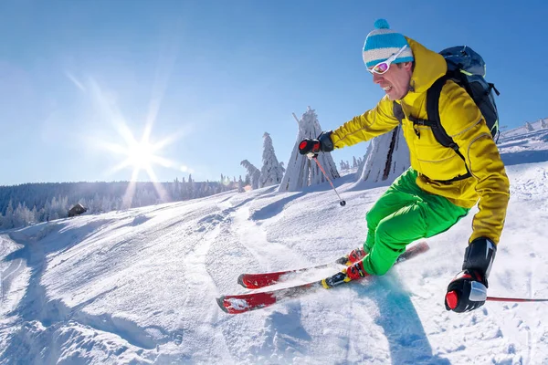 Esquiador Esquiando Cuesta Abajo Las Altas Montañas Contra Cielo Azul —  Fotos de Stock