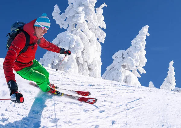 Esquiador Esquiando Cuesta Abajo Las Altas Montañas Contra Cielo Azul — Foto de Stock