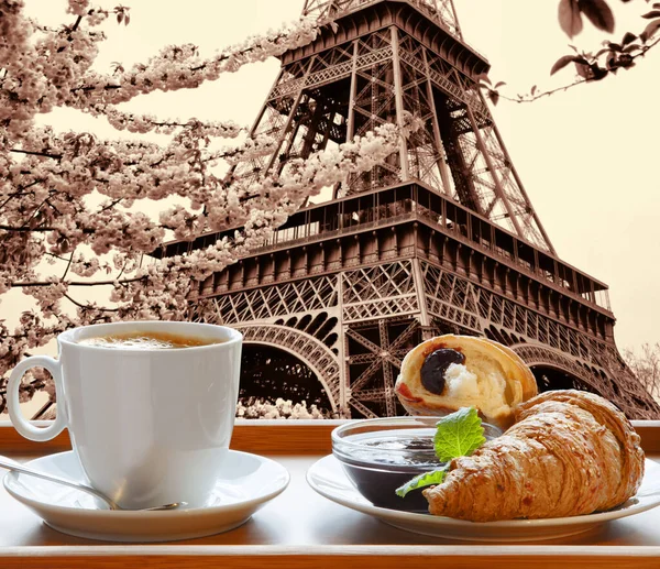 Caffè Caldo Con Croissant Servito Vassoio Legno Contro Torre Eiffel — Foto Stock