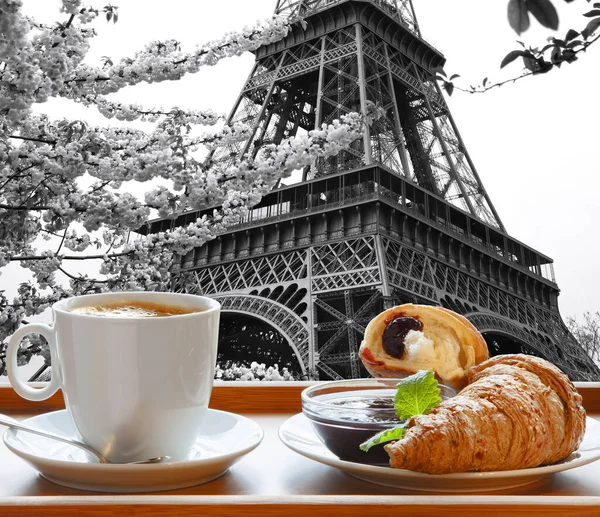 Forró Kávé Croissant Nal Tálcán Tálalva Eiffel Torony Ellen Párizsban — Stock Fotó