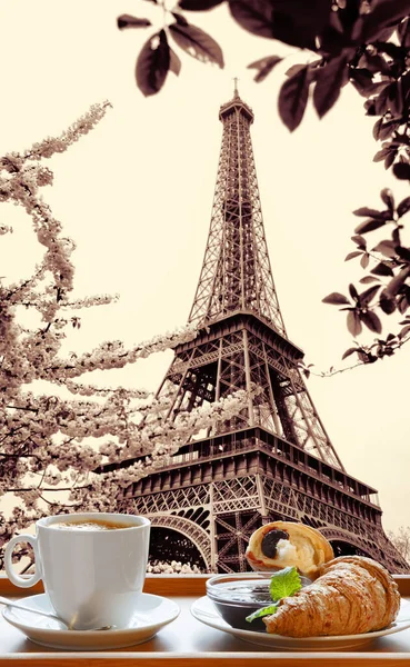Heißer Kaffee Mit Croissants Serviert Auf Einem Holztablett Eiffelturm Paris — Stockfoto