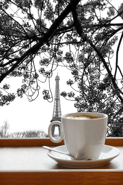 Delicioso Café Caliente Servido Una Bandeja Madera Contra Torre Eiffel —  Fotos de Stock