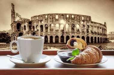 Roma, İtalya 'da ünlü Colosseum kruvasanla bir fincan taze kahveye karşı.