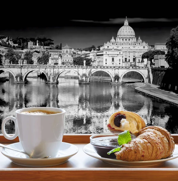 サンピエトロ大聖堂とティバー川は ローマ イタリアでクロワッサンと新鮮なコーヒーのカップに対して — ストック写真