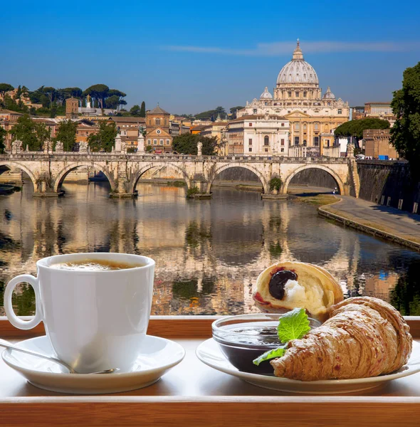 意大利罗马的圣彼得大教堂和台伯河与一杯用羊角面包制成的新鲜咖啡相映成趣 — 图库照片