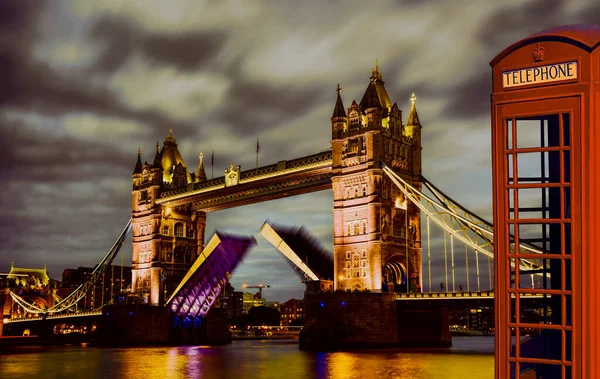 Słynny Tower Bridge Przeciwko Czerwonej Budce Telefonicznej Londynie Anglia Wielka — Zdjęcie stockowe