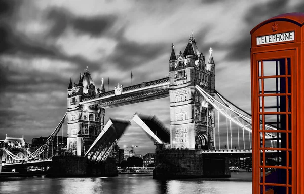 Tower Bridge Hebt Zeit Gegen Rote Telefonzelle London England Großbritannien — Stockfoto