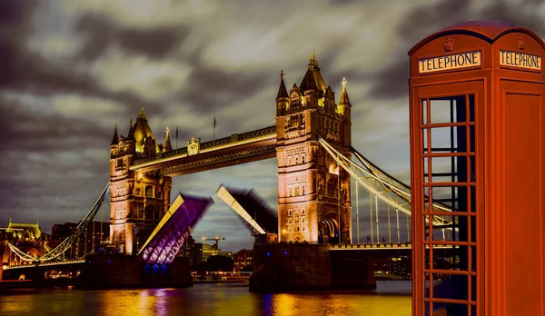 英国伦敦著名的塔桥对着红色电话亭 — 图库照片